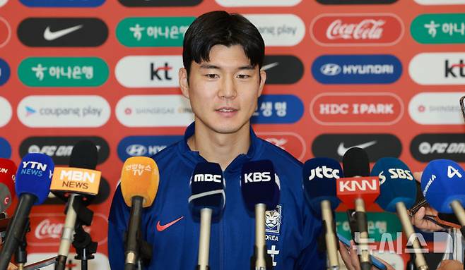 [인천공항=뉴시스] 고범준 기자 = 2026 국제축구연맹(FIFA) 북중미 월드컵 아시아 3차 예선 오만과의 경기에서 첫 승을 거둔 축구대표팀 황문기가 12일 오후 인천국제공항 제1여객터미널을 통해 귀국해 취재진 질문에 답변하고 있다. 2024.09.12. bjko@newsis.com