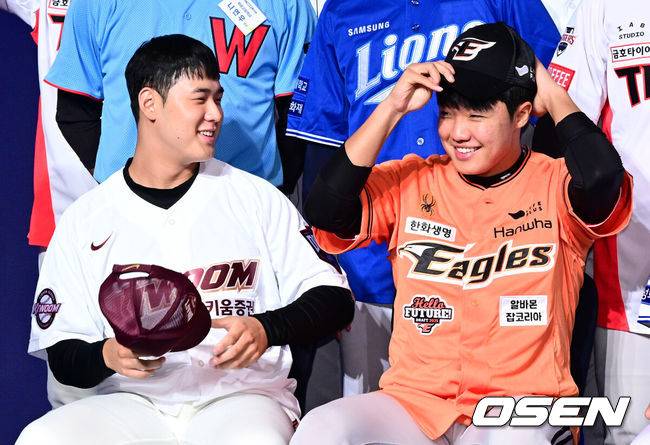 [OSEN=지형준 기자] 11일 오후&nbsp;서울 잠실 롯데호텔 월드에서 2025 KBO 신인 드래프트가 열렸다.2025 KBO&nbsp;신인 드래프트는 전면 드래프트 방식으로 진행된다. 지명은 1라운드부터 11라운드까지 이뤄지며, 2023년도 구단 순위의 역순인 키움-한화-삼성-롯데-KIA-두산-NC-SSG-KT-LG 순서로 실시된다.전체 1순위로 지명된 키움 정현우(덕수고), 2순위 한화 정우주(전주고)가 이야기를 나누고 있다. 2024.09.11 / jpnews@osen.co.kr
