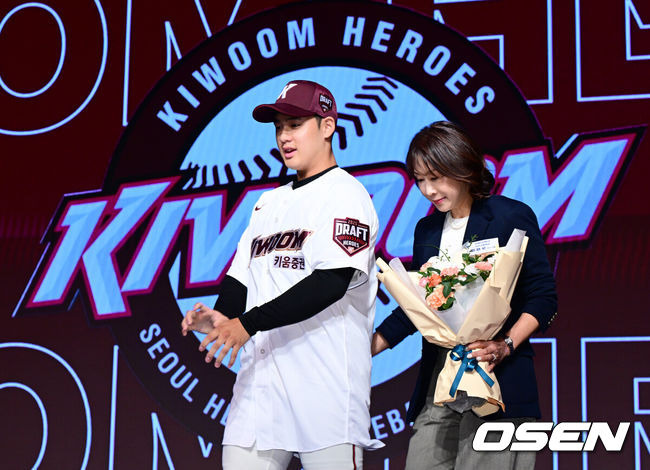 [OSEN=지형준 기자] 11일 오후 서울 잠실 롯데호텔 월드에서 2025 KBO 신인 드래프트가 열렸다.2025 KBO 신인 드래프트는 전면 드래프트 방식으로 진행된다. 지명은 1라운드부터 11라운드까지 이뤄지며, 2023년도 구단 순위의 역순인 키움-한화-삼성-롯데-KIA-두산-NC-SSG-KT-LG 순서로 실시된다.덕수고 정현우가 전체 1순위로 키움에 지명되며 어머니와 무대를 내려오고 있다. 2024.09.11 / jpnews@osen.co.kr