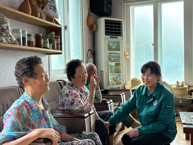 ▲밀양 서연주 초동면장이 추석맞이 관내 경로당을 방문해 어르신들에게 추석 명절 인사를 나누고 불편사항 등을 청취하고 있다.ⓒ밀양시