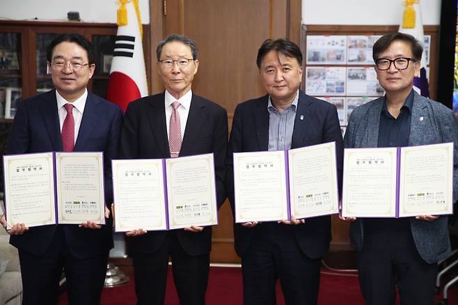 12일 황규철 옥천군수, 정구용 인지그룹 회장, 김영환 충북지사, 진상화 충북개발공사 사장(왼쪽부터)이 충북도청에서 장계관광지 활성화 업무협약을 체결했다. 충북도 제공