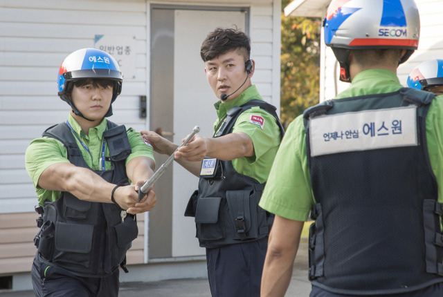 10일 충남 천안의 에스원 인재개발원 기술교육장에서 신입 사원들이 범인을 제압하는 실습을 하고 있다. 사진 제공=에스원