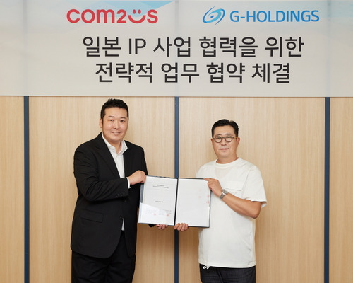 G 홀딩스 치바 준우 COO(왼쪽)와 컴투스 한지훈 게임사업부문장.