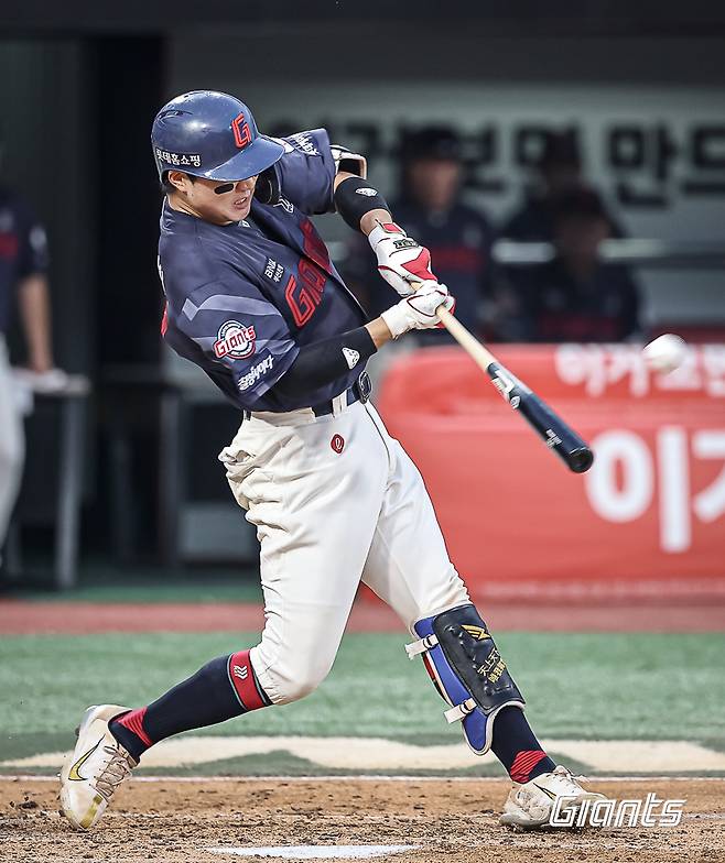 ▲ 손성빈은 11일까지 올해 1군 데뷔 후 가장 많은 경기(83경기)와 타석(170타석)을 소화했다. 하지만 그런 손성빈조차도 올 시즌을 완주하지 못할 위기다. 손목 힘줄이 문제다. 타격이 어렵고, 결국 간단하더라도 수술을 받아야 하는 상황이다. ⓒ롯데 자이언츠