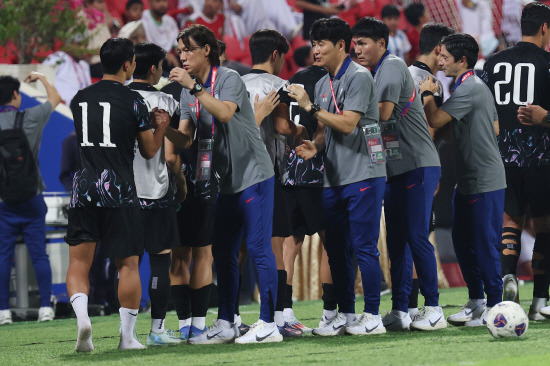 홍명보 대한민국 축구대표팀 감독과 코칭스태프들이 11일 오만 무스카트 술탄 카부스 경기장에서 열린 2026 북중미 월드컵 아시아 3차예선 B조 2차전 오만과의 원정 경기에서 손흥민이 1골 2도움을 올리는 맹활약에 힘입어 3-1로 이긴 뒤 선수들을 격려하고 있다. 연합뉴스