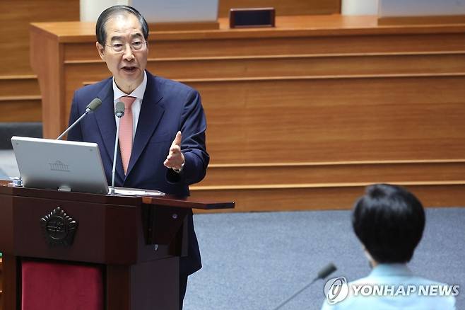 답변하는 한덕수 총리 (서울=연합뉴스) 김주성 기자 = 한덕수 국무총리가 12일 오후 국회 본회의장에서 열린 교육·사회·문화 분야 대정부질문에서 더불어민주당 백혜련 의원의 질문에 답하고 있다. 2024.9.12 utzza@yna.co.kr