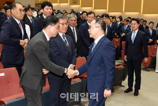 이원석 검찰총장이 13일 서울 서초동 대검찰청에서 열린 ‘제45대 검찰총장 퇴임식’을 마친 뒤, 검사들과 인사를 나누고 있다. (사진= 이데일리 방인권 기자)