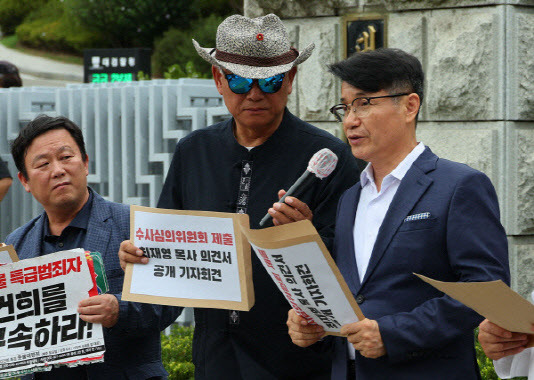 김건희 여사에게 명품백을 건넨 최재영(오른쪽) 목사가 지난 5일 서울 서초구 대검찰청 앞에서 수사심의위원회 소집 신청 수용을 촉구하고 있다.(사진=연합뉴스)