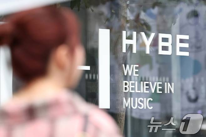 그룹 뉴진스가 하이브와 민희진 어도어 사내이사의 갈등에 직접적으로 입장을 밝히며 파장을 일으키고 있다. 뉴진스 멤버들은 지난 11일 유튜브 라이브 방송을 통해 "민희진이 대표로 있던 경영과 프로듀싱이 통합된 원래의 어도어로 돌려놓아라＂면서 ＂방 회장님과 하이브는 25일까지 어도어를 정상화하는 현명한 선택을 해주길 바란다＂고 촉구했다. 12일 서울 용산구 하이브 사옥 앞으로 해외팬들이 오가고 있다. 2024.9.12/뉴스1 ⓒ News1 민경석 기자