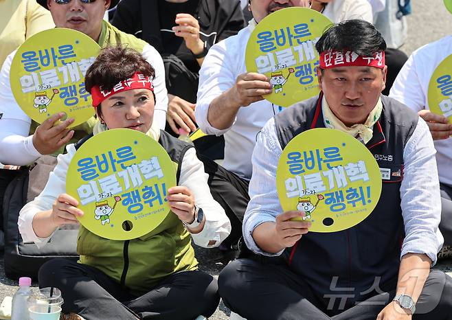 양경수 민주노총 위원장(오른쪽)과 최희선 보건의료노조 위원장이 12일 서울 종로구 세종대로에서 열린 '2024 보건의료노조 총력투쟁 결의대회'에서 구호를 외치고 있다. 2024.6.12/뉴스1 ⓒ News1 김도우 기자
