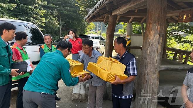 신동헌 자치안전실장이 이재민들에게 위문품을 전달하고 있다. (충남도 제공) /뉴스1