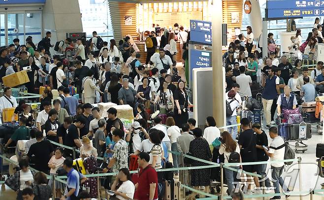 인천국제공항 1터미널이 해외여행을 떠나는 여행객들로 북적이고 있다. /뉴스1 ⓒ News1 권현진 기자