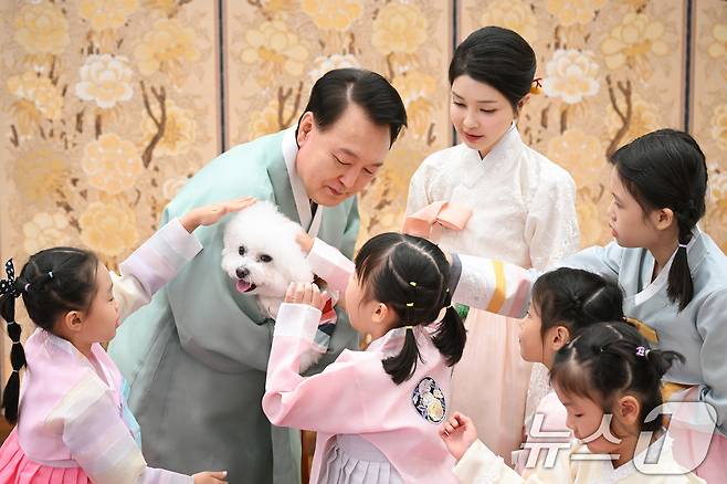 윤석열 대통령과 부인 김건희 여사가 다문화가정 어린이들과 함께 한가위 명절 인사를 촬영했다고 대통령실이 13일 밝혔다. (대통령실 제공) 2024.9.13/뉴스1 ⓒ News1 송원영 기자