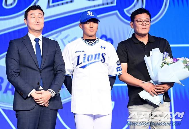 11일 롯데호텔 월드 서울에서 열린 2025 KBO 드래프트, 전체 3순위로 삼성에 지명된 대구고 배찬승이 이종열 단장, 아버지와 함께 포즈를 취하고 있다. 잠실=허상욱 기자 wook@sportschosun.com/2024.09.11/