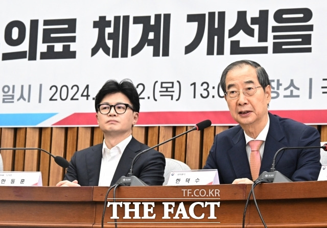 의대 증원에 따른 의정 갈등을 해소하기 위해 정치권에서 제안한 '여야의정 협의체'가 사실상 무산됐다. 사진은 지난 12일 서울 여의도 국회에서 열린 '지역·필수의료체계 개선을 위한 당정협의회'에 참여한 한동훈 국민의힘 대표와 한덕수 국무총리 /배정한 기자