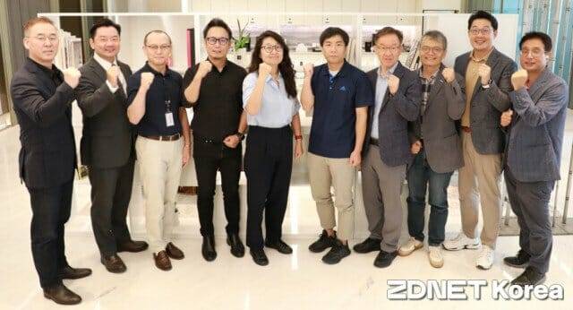 지디넷코리아가 양자(퀀텀) 과학기술과 산업을 진단하는 좌담회를 개최했다. 왼쪽부터 김동호 메가존클라우드 부사장, 표창희 IBM 본부장, 방승현 오리엔텀 대표, 김성혁 LG전자 수석연구위원, 백한희 IBM 일본사업총괄본부장, 전석남 과기정통부 사무관, 이용호 한국표준과학연구원 단장, 김은성 KAIST양자대학원장, 엄상윤 IDQ대표, 방은주 지디넷코리아 부장.