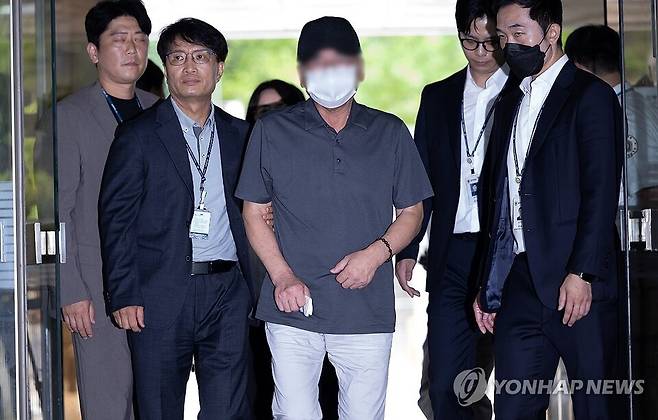 9명의 사망자를 낸 서울&nbsp;시청역&nbsp;역주행 사고 가해 차량 운전자 차모 씨가 구속 전 피의자 심문(영장실질심사)을 받기 위해 지난 7월 30일 오전 서초구 서울중앙지법으로 들어서고 있다.(출처:연합뉴스)