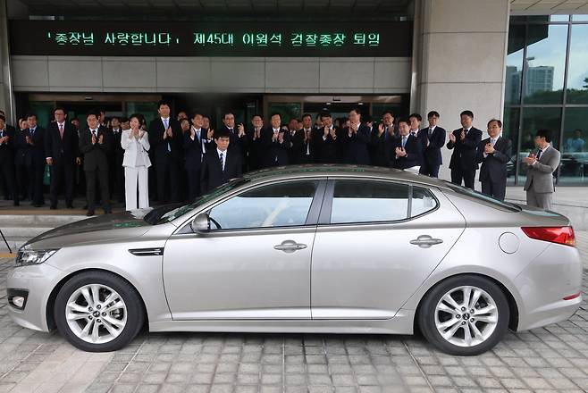 이원석 검찰총장이 13일 서울 서초구 대검찰청에서 퇴임식을 마치고 배우자가 운전하는 차량에 탑승한 채 청사를 떠나고 있다. /연합뉴스