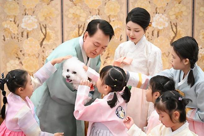 윤석열 대통령과 부인 김건희 여사가 추석을 앞두고 지난 8일 서울 용산 대통령실 청사에서 다문화가정 어린이들, 반려견 써니와 함께 한가위 명절 영상을 촬영하고 있다. ⓒ대통령실