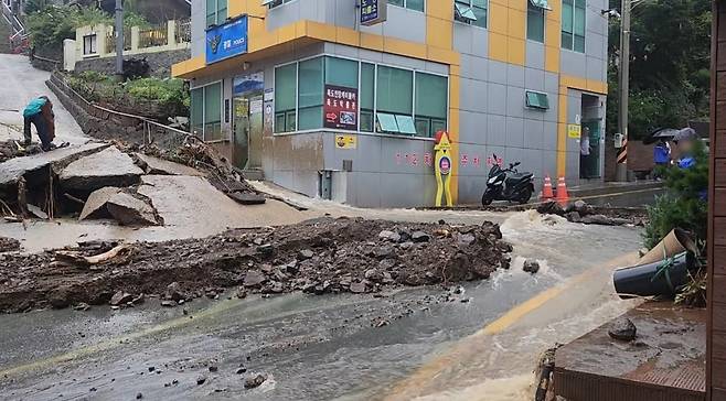 한 누리꾼이 12일 “(울릉) 도동 주도로가 갑자기 이렇게 됐다”며 공개한 영상. 유튜브 채널 ‘타지생활’ 영상 캡처