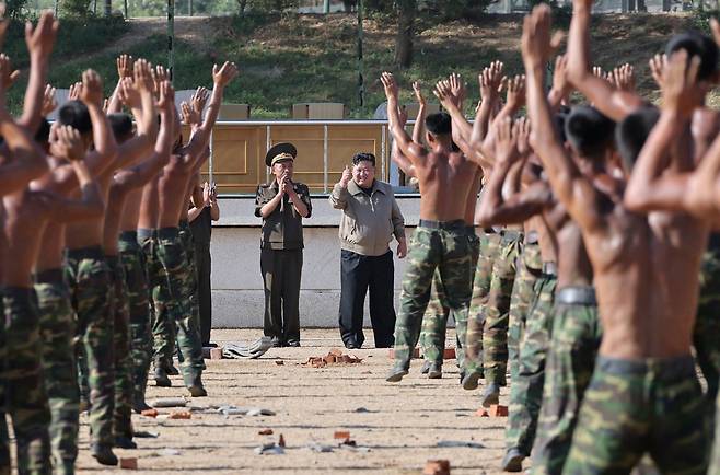 (평양 노동신문=뉴스1) 노동당 기관지 노동신문은 13일 김정은 노동당 총비서가 조선인민군 특수작전무력훈련기지를 현지 시찰하고 전투원들의 훈련을 지도했다고 보도했다. 신문은 “김 총비서가 감시대에 올라 훈련강령에 따라 전투원들이 진행하고 있는 대상물 정찰 및 습격 전투 훈련을 봤다”고 전했다. [국내에서만 사용가능. 재배포 금지. DB 금지. For Use Only in the Republic of Korea. Redistribution Prohibited] rodongphoto@news1.kr