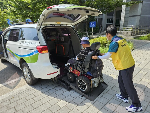 지난달 18일 경기 구리시에 사는 최용락(62)씨가 경기도 교통약자 광역이동지원차량(광역 장애인 콜택시)을 이용하고 있다. 김채운 기자