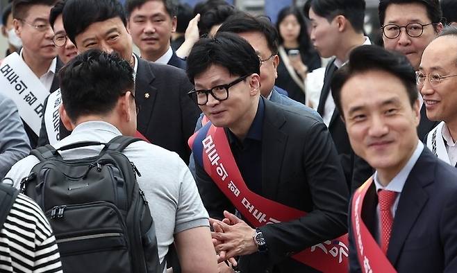 13일 오전 서울 용산구 서울역에서 국민의힘 한동훈 대표가 추석 귀성 인사를 하고 있다. 공동취재사진