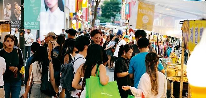 한동안 코로나19로 텅 비었던 명동 거리가 세계 각국에서 온 여행객들로 북적이며 활기를 되찾았다. 외국 관광객들에게 명동은 특히 다양한 먹거리를 파는 거리가게와 다양한 옷, 패션, 화장품 등을 살 수 있는 최고의 핫플레이스로 인정받고 있다. 이종근 선임기자 root2@hani.co.kr