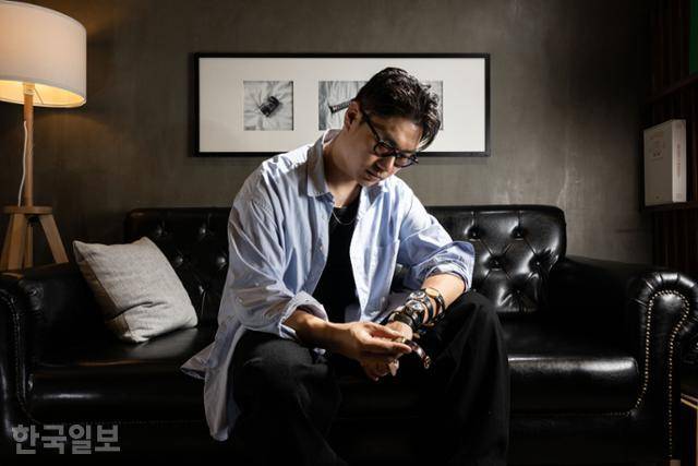 11년 차 스타일리스트 박선용. 배우 구교환·장나라·이준기·이희준·유준상·김성철 등을 전담한다. 배우 구교환을 ‘젠더리스룩의 선두 주자’로 만든 스타일리스트다. SBS 드라마 ‘굿파트너’에서 스타 변호사 차은경을 맡은 배우 장나라의 극 중 의상도 그의 솜씨다. ‘보그’, ‘엘르’, ‘코스모폴리탄’, ‘에스콰이어’, ‘지큐’, ‘마리끌레르’, ‘얼루어’, ‘아레나’ 같은 잡지의 패션 화보 스타일 디렉터로도 참여한다. 이한호 기자