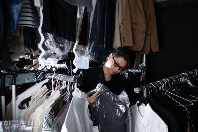 줄곧 배우만 맡아오던 그는 지난해에 새로운 도전을 했다. 바로 아이돌 스타일링이다. 하이브의 일본 레이블인 '하이브 레이블즈 재팬' 소속의 그룹 ‘&TEAM(앤팀)’을 맡았다. 이한호 기자