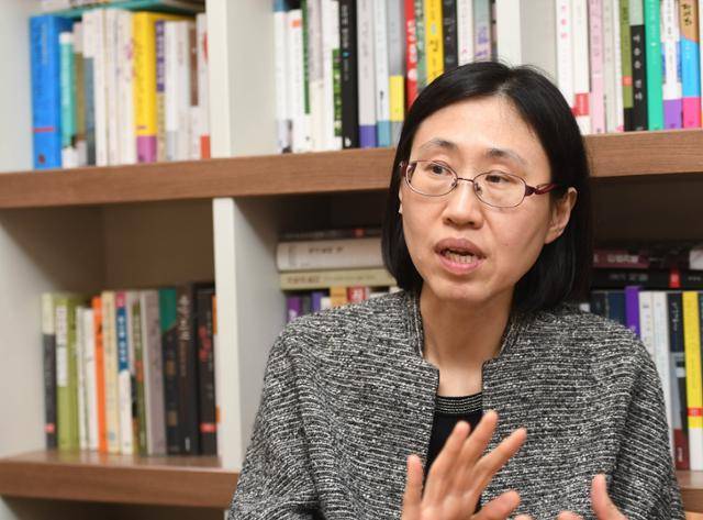 진은영 시인. 한국일보 자료사진