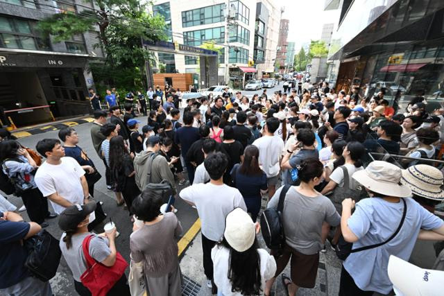 지난 7월 서울 강남구 티몬 본사 앞에 피해 고객들이 모여 있다. 박시몬 기자