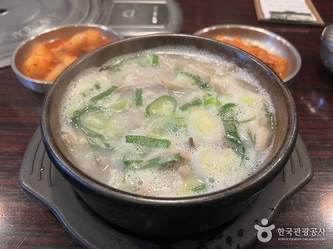 서울 강남 중앙해장의 내장탕. 한국관광공사 제공