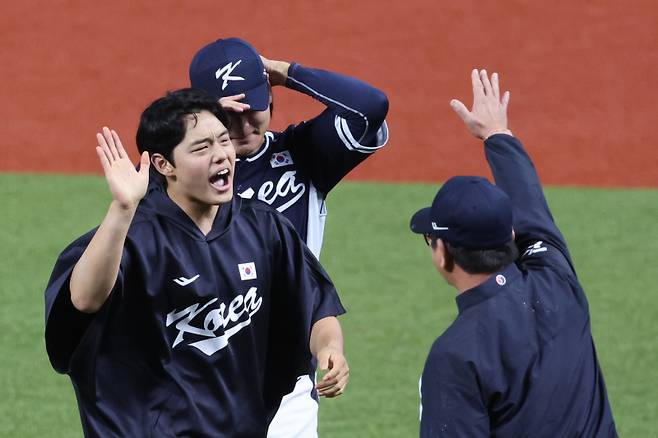 <yonhap photo-0119="">(사오싱[중국]=연합뉴스) 신현우 기자 = 7일 중국 저장성 항저우 인근 사오싱 야구·소프트볼 스포츠센터 제1구장에서 열린 2022 항저우 아시안게임 야구 결승에서 대한민국이 대만에 승리하며 금메달을 확정지은 뒤 선발 투수로 등판한 문동주와 류중일 감독이 하이파이브하고 있다. 2023.10.8 nowwego@yna.co.kr/2023-10-08 00:26:42/ <저작권자 ⓒ 1980-2023 ㈜연합뉴스. 무단 전재 재배포 금지.></yonhap>