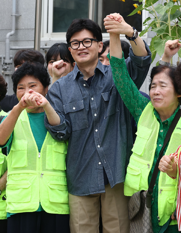 국민의힘 한동훈 대표가 13일 오전 서울 관악구의 한 보육원에서 추석맞이 사랑의 도시락 나눔 봉사활동에 앞서 참석자들과 기념촬영을 하고 있다. [사진=연합뉴스]