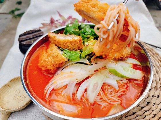 돈까스잔치는 제주산 등심으로 만든 돈가스와 국수를 함께 판다. 사진 한국도로공사