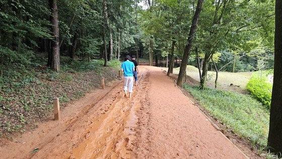 영광 물무산 황톳길. 광주·전남 황톳길 중에서 사람들이 가장 많이 찾는다. 김영주 기자