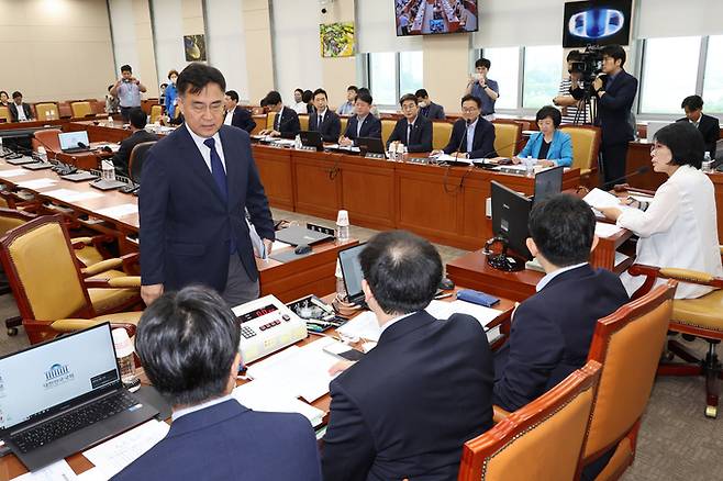 13일 열린 국회 과학기술방송통신위원회 전체회의에서 국민의힘 대표인 최형두 의원이 항의한 뒤 퇴장하고 있다. 더불어민주당 등 야당은 단독으로 ‘방송통신심의위원장의 청부 민원과 공익신고자 탄압 등의 진상규명 청문회’를 통과시켰다. /연합뉴스