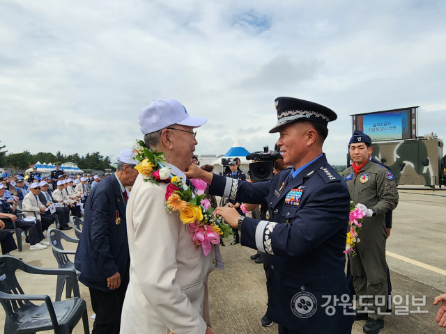 ▲ 이영수 공군참모총장이 13일 공군 강릉기지 주기장에서 열린 공군작전 전승기념행사에서 참전조종사인 이배선 예비역 대령께 화환을 걸어드리고 있다.황선우