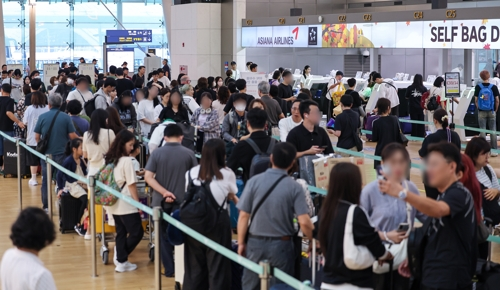 추석연휴 시작을 앞둔 13일 오전 인천국제공항 제1여객터미널 출국장이 여행객 등으로 붐비고 있다. <연합뉴스>