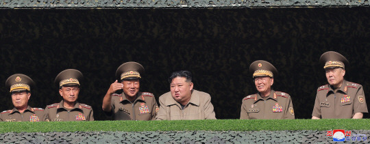 김정은 북한 국무위원장이 지난 11일 인민군 특수작전무력 훈련기지를 시찰했다고 조선중앙통신이 13일 보도했다. 조선중앙통신·연합뉴스