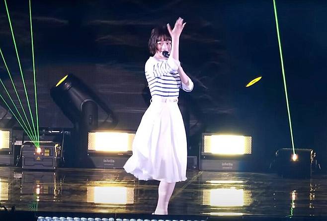 뉴진스 멤버 하니가 일본 공연때 ‘푸른 산호초’를 부르는 모습은 일본의 모든 세대를 감동과 추억에 빠지게 했다.