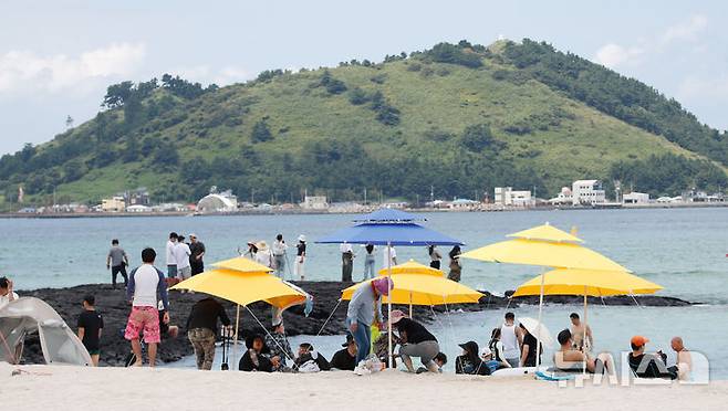 [제주=뉴시스] 우장호 기자 = 9월에도 가시지 않는 더위로 열대야 현상이 발생한 3일 제주시 한림읍 협재해수욕장에 관광객들이 찾아와 물놀이를 즐기고 있다. 기상청에 따르면 올해 제주(북부) 열대야 발생 일수는 57일로 1923년 기상 관측 이후 역대 최다 기록인 2022년 56일을 넘겼다. 2024.09.03. woo1223@newsis.com