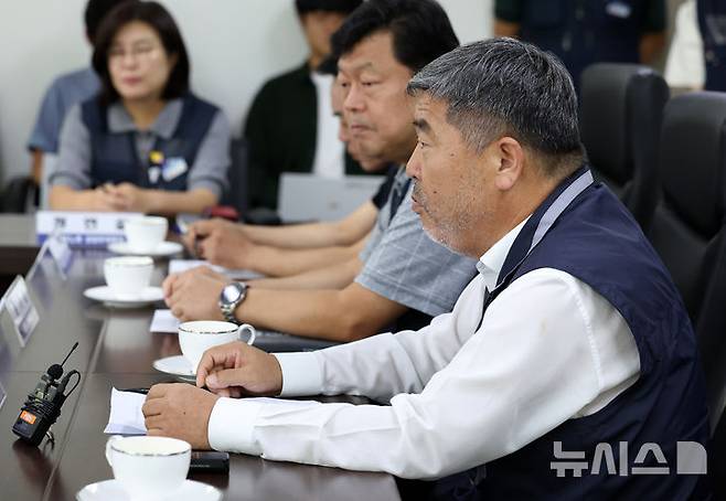 [서울=뉴시스] 이영환 기자 = 김동명 한국노총 위원장이 13일 오전 서울 영등포구 한국노총 위원장실에서 김문수 고용노동부 장관과 면담을 하고 있다. 2024.09.13. 20hwan@newsis.com