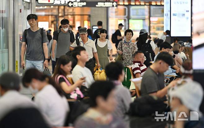 [광주=뉴시스] 이영주 기자 = 추석 연휴를 하루 앞둔 13일 오전 광주 서구 유·스퀘어 광주종합버스터미널이 귀성객들로 붐비고 있다. 2024.09.13. leeyj2578@newsis.com