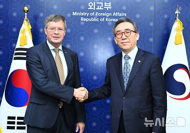 [서울=뉴시스] 조태열 외교부 장관은 13일 얀 페이터 발케넨데 전 네덜란드 총리를 면담하고 양국 관계 및 지역국제정세 등에 대해 폭넓게 의견을 교환했다. (사진= 외교부 제공) 2024.09.13. photo@newsis.com