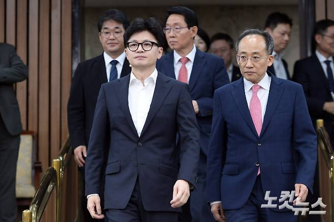 국민의힘 한동훈 대표와 추경호 원내대표가 12일 서울 여의도 국회에서 열린 지역·필수의료체계 개선을 위한 당정협의회에 참석하고 있다. 윤창원 기자