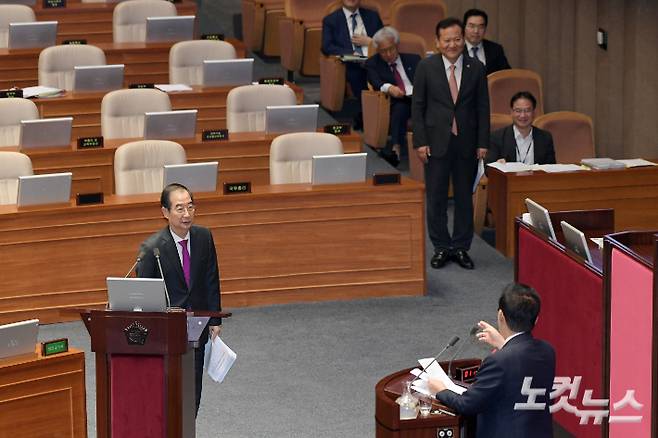 한덕수 국무총리가 9일 서울 여의도 국회에서 열린 제418회국회(정기회) 제4차 본회의 정치 분야 대정부질문에서 더불어민주당 박지원 의원의 질의를 받고 있다. 윤창원 기자