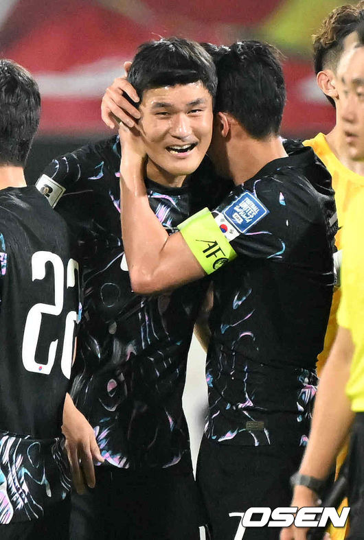 [OSEN=무스카트(오만) 민경훈 기자] 홍명보 감독이 이끄는 대한민국 축구 국가대표팀은 10일 오후 11시(이하 한국시간) 오만 무스카트의 술탄 카부스 종합운동장에서 오만과 2026 국제축구연맹(FIFA) 북중미 월드컵 아시아 지역 3차 예선 B조 2차전 맞대결에서 3-1 승리를 거뒀다.이로써 홍명보호는 지난 팔레스타인전 충격을 딛고 첫 승을 신고하는 데 성공했다.경기 종료 후 대한민국 김민재와 손흥민이 승리의 기쁨을 나누고 있다. 2024.09.10 / rumi@osen.co.kr