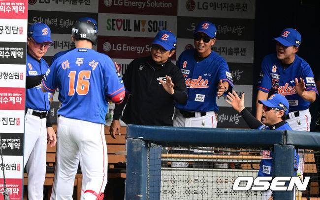 [OSEN=잠실, 지형준 기자] 28일 오후 서울 잠실야구장에서&nbsp;2024 신한 SOL Bank KBO리그 LG 트윈스와 한화 이글스의 경기가 열렸다.이날 LG는 최원태, 한화는 와이스를 선발로 내세웠다.2회초 무사에서 한화 하주석이 우월 솔로포를 날리고 김경문 감독을 비롯한 코칭스태프와 하이파이브를 하고 있다. 2024.07.28 / jpnews@osen.co.kr